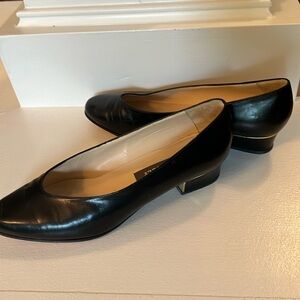 EUC BALLY BLACK 1.25" SIZE 6 SHOES W GOLD ACCENTS